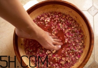 用什么泡腳比較好？艾葉泡腳還是紅花泡腳？