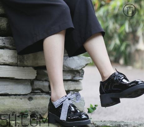 漆皮皮鞋起皮怎么處理？鞋子漆皮掉了怎么辦？