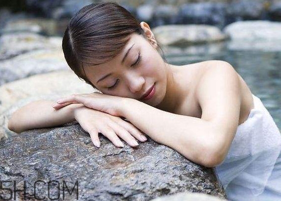 什么情況下不能泡溫泉？女人泡溫泉要注意什么