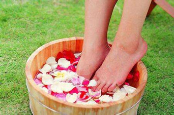 用什么泡腳比較好？艾葉泡腳還是紅花泡腳？