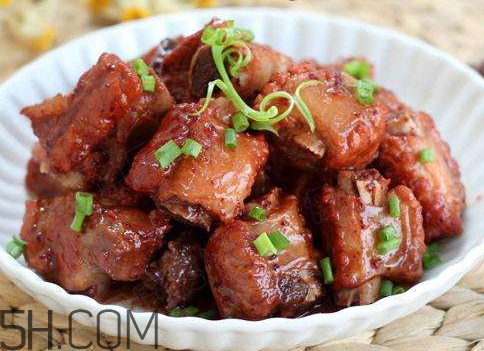 排骨發(fā)黑是怎么回事 排骨變黑是壞了嗎 排骨發(fā)黑是怎么回事 排骨變黑是壞了嗎