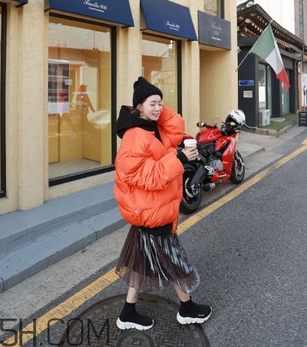 棉服配裙子好看嗎？棉衣配什么裙子好？