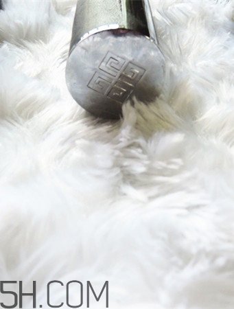 紀(jì)梵希小羊皮304是什么顏色？紀(jì)梵希小羊皮滋潤(rùn)嗎？