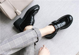 新皮鞋前面擠腳怎么辦？新鞋子磨腳后跟怎么辦？