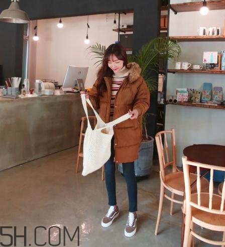 焦糖色棉襖配什么內(nèi)搭？焦糖色棉服搭配圖片
