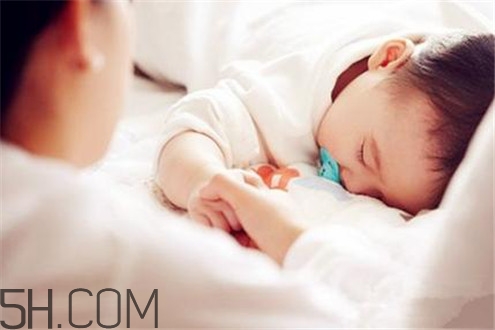冬天空調開多少度比較適合嬰兒？嬰兒發(fā)燒可以開空調嗎？