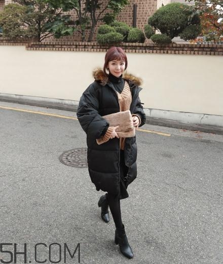 黑色羽絨服配什么顏色毛衣？黑色羽絨服搭配毛衣圖片