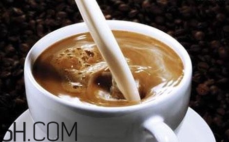 牛奶和咖啡可以混在一起喝嗎？怎么混合牛奶和咖啡？