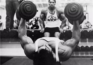 啞鈴飛鳥用多重的啞鈴？啞鈴飛鳥怎么呼吸？