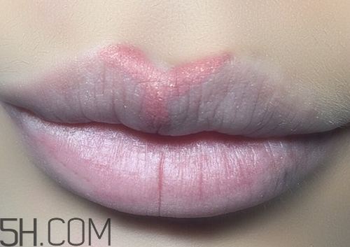 口紅到底應(yīng)該怎么涂？吻唇妝具體畫(huà)法