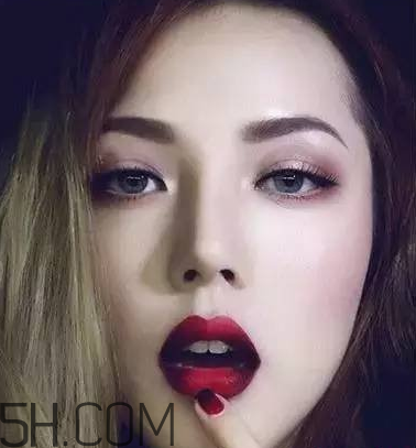 反咬唇妝是什么樣的？染唇妝和咬唇妝的區(qū)別