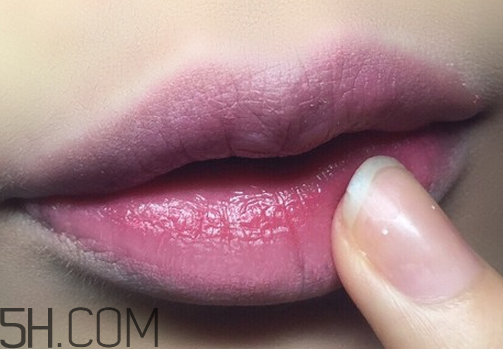 口紅到底應(yīng)該怎么涂？吻唇妝具體畫(huà)法