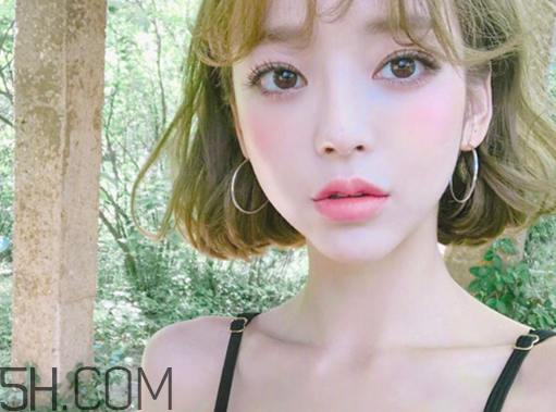 什么顏色的口紅最自然？如何根據(jù)皮膚顏色選擇適合自己的口紅