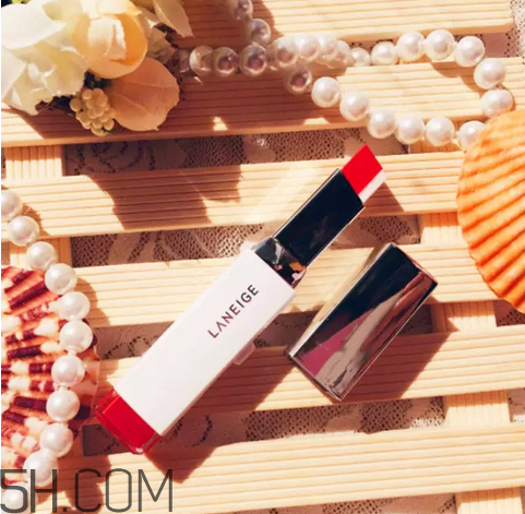 涂口紅前用bb打底可以嗎？最近比較火的口紅品牌有哪些？