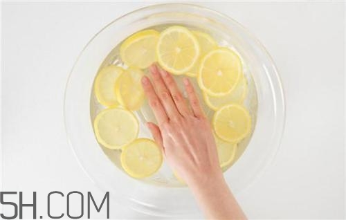 用檸檬水洗臉可以嗎？檸檬水洗臉的功效是什么呢？