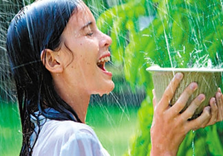淋雨后要洗澡嗎？淋雨后不洗澡會(huì)怎么樣？