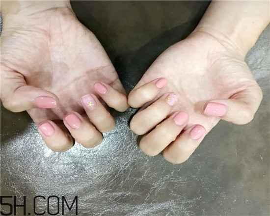 什么牌子指甲油好用？2018清新美甲圖片最新款