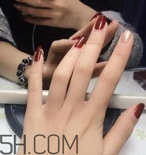 指甲軟是怎么回事？冬季美甲什么顏色好看？