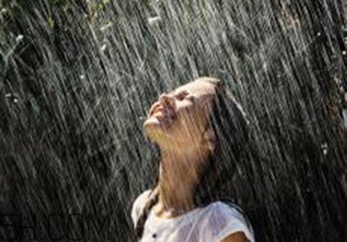 淋雨后會(huì)頭疼嗎？淋雨后頭疼怎么辦呢？