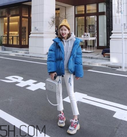 藍色棉襖配什么褲子？藍色棉服搭配褲子圖片