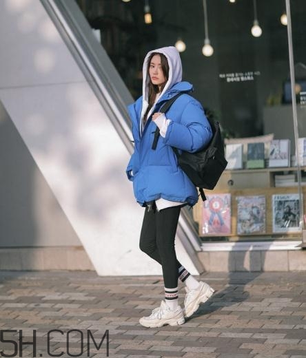 藍色棉襖配什么褲子？藍色棉服搭配褲子圖片