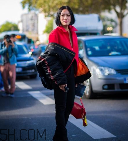 黑色飛行夾克怎么搭配？黑色飛行員夾克搭配女