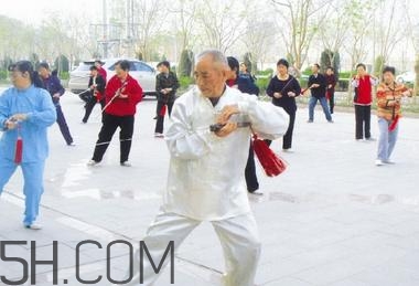冬季應(yīng)該怎么晨練？冬季晨練的注意事項有哪些？