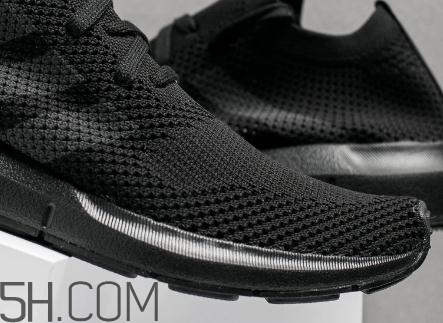 adidas swift run triple black配色在哪買_多少錢？