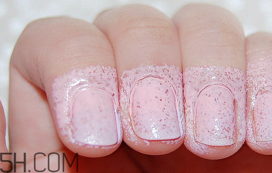 粉色漸變美甲怎么做？皮膚黑適合什么顏色的指甲油？