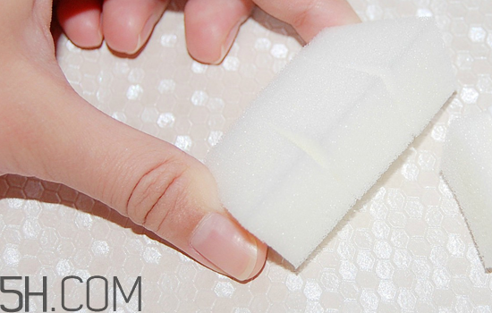 粉色漸變美甲怎么做？皮膚黑適合什么顏色的指甲油？