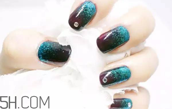 粉色漸變美甲怎么做？皮膚黑適合什么顏色的指甲油？