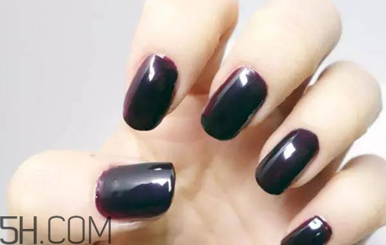 粉色漸變美甲怎么做？皮膚黑適合什么顏色的指甲油？