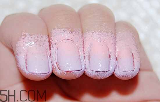 粉色漸變美甲怎么做？皮膚黑適合什么顏色的指甲油？