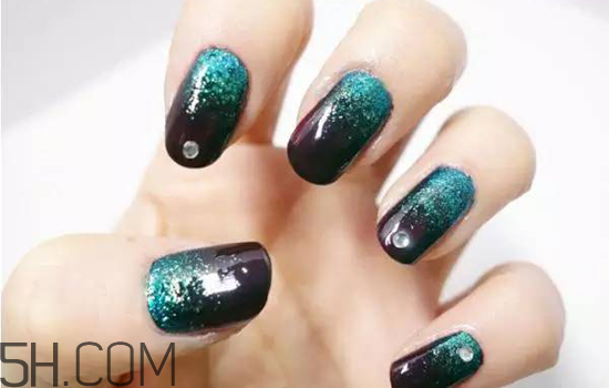 粉色漸變美甲怎么做？皮膚黑適合什么顏色的指甲油？