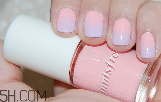 粉色漸變美甲怎么做？皮膚黑適合什么顏色的指甲油？