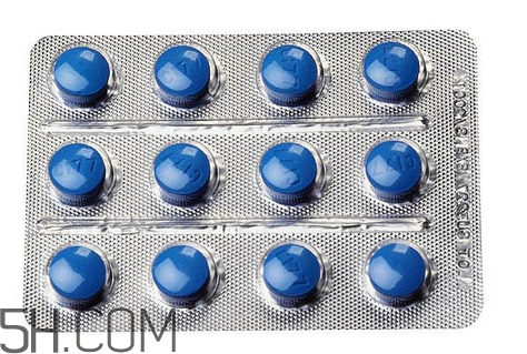 萬艾可可以買一粒嗎？萬艾可可以刷醫(yī)?？▎幔?></p><h3>萬艾可幾個療程有效果</h3><p>萬艾可服用幾個療程有效果這需要結(jié)合病人的實(shí)際情況來決定。萬艾可對于勃起功能障礙與早泄等男性疾病有非常顯著的改善作用。勃起反應(yīng)一般隨萬艾可劑量和血漿濃度的增加而增強(qiáng)。實(shí)驗(yàn)顯示，藥效可持續(xù)至4小時，但反應(yīng)較2小時時弱。萬艾可在中國上市已十余年，知名度自然不用說了，藥效也是有目共睹的。</p><p>萬艾可是男科藥品中知名度非常高的陽痿用藥，每次做愛前0.5-4小時服用即可達(dá)到36h內(nèi)高質(zhì)量勃起的保障。當(dāng)然，前提是必須在有性欲刺激下才能發(fā)揮藥效。</p><p>萬艾可不能引起性欲，其作用只是在出現(xiàn)性欲沖動時，幫助ED患者恢復(fù)正常的勃起功能。也就是說萬艾可的主要作用是恢復(fù)一個人的正常性功能，讓你在有性沖動時自然勃起。這也是就萬艾可的最大好處，讓人恢復(fù)自然勃起的性功能，自然地性交。</p><p>關(guān)于萬艾可服用幾個療程有效果呢?大家一定不要著急，在服用藥物的同時要放松心情，減輕自己的壓力，只要堅(jiān)持進(jìn)行治療，是一定可以康復(fù)的。</p><p style=