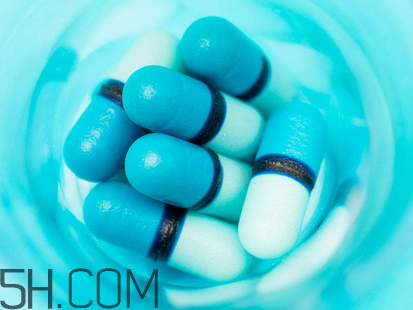 萬艾可可以買一粒嗎？萬艾可可以刷醫(yī)?？▎幔?></p><p>一般在性生活前30分鐘至1小時服用，年紀(jì)較大的患者，由于藥物吸收慢，需提前1小時服用。</p><p>掌握劑量</p><p>萬艾可(偉哥)首次應(yīng)用的推薦劑量為50毫克，50毫克不夠可以增加到100毫克，每次服用量最多不超過100毫克。</p> </div>
<div align=