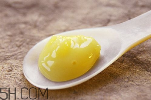 蜂王漿的營(yíng)養(yǎng)成分有哪些？怎么辨別真假蜂王漿？