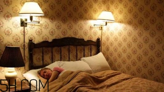 睡覺不關(guān)燈的危害有哪些？如何正確的睡個美容覺？