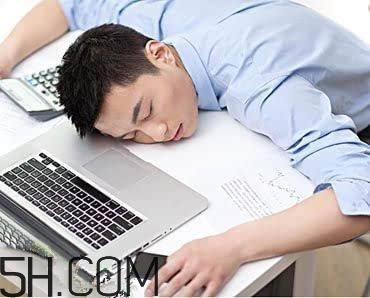 上班族怎么正確睡午覺？怎么正確的在公司睡午覺？