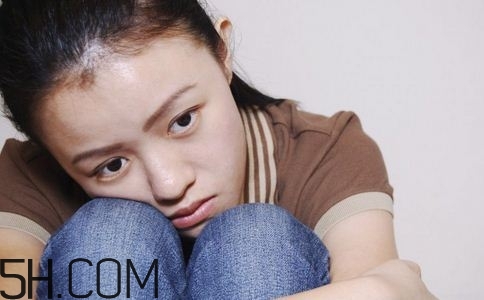 焦慮癥的表現(xiàn)是怎樣的？焦慮癥對(duì)身體有什么危害？