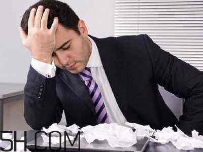 焦慮癥的表現(xiàn)是怎樣的？焦慮癥對(duì)身體有什么危害？