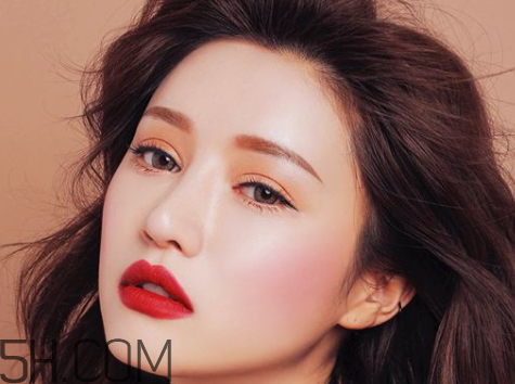 中國(guó)紅口紅適合什么人 中國(guó)紅口紅適合黃皮嗎