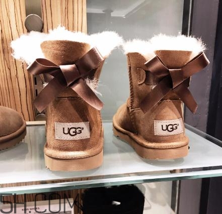 ugg雪地靴要穿襪子嗎？ugg是光腳穿嗎？