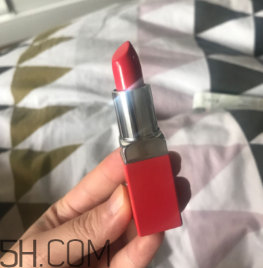 倩碧小方唇膏卡唇紋嗎？06號(hào)適合黃皮嗎？
