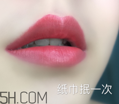 倩碧小方唇膏持久度如何？沾杯嗎？