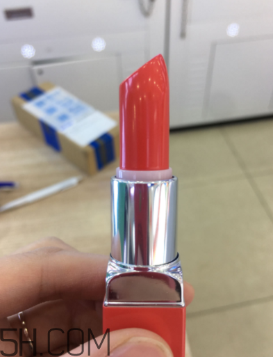 倩碧小方唇膏持久度如何？沾杯嗎？