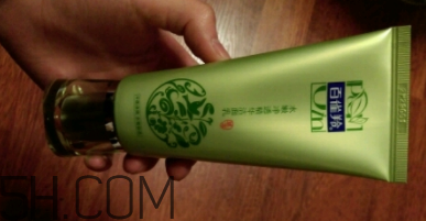 百雀羚泡沫潔面乳洗后緊繃嗎？適合干皮嗎？