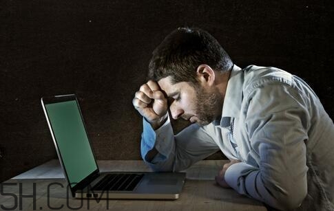 男性經(jīng)常熬夜有哪些危害？男性常熬夜對身體危害有哪些？