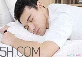 男人趴著睡對(duì)身體的危害有哪些？男人趴著睡有哪些危害？